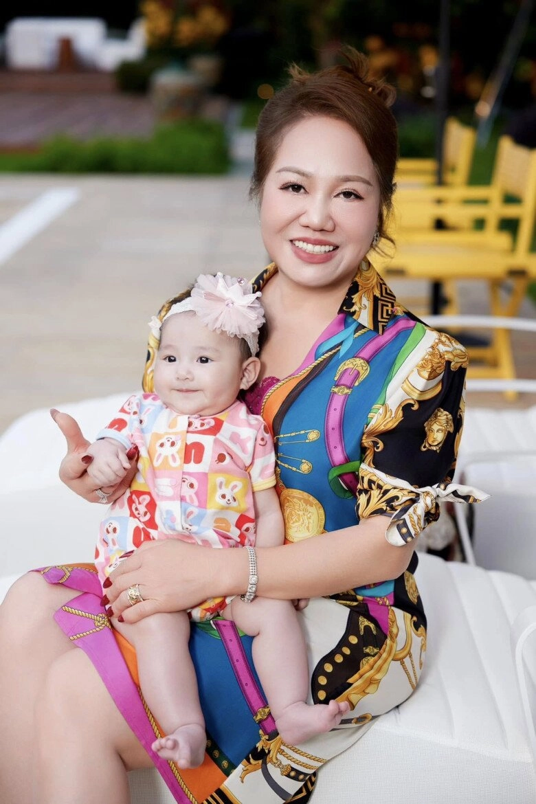 Mẹ vợ của chi bảo trẻ đẹp sang chảnh đi du lịch như cơm bữa nay được lý thùy chang mời về việt nam sống - 2