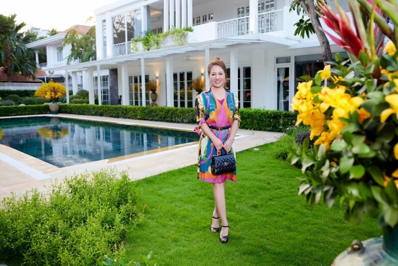 Mẹ vợ của chi bảo trẻ đẹp sang chảnh đi du lịch như cơm bữa nay được lý thùy chang mời về việt nam sống - 3