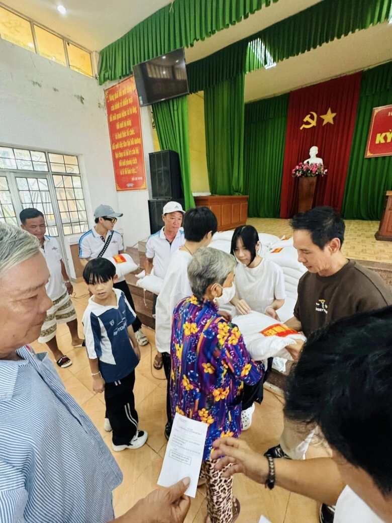 Minh hà đưa 4 con sang mỹ nghỉ hè ở cơ ngơi khủng của dì ruột bà xã lý hải tự nhận còn thua kém mẹ u70 - 14