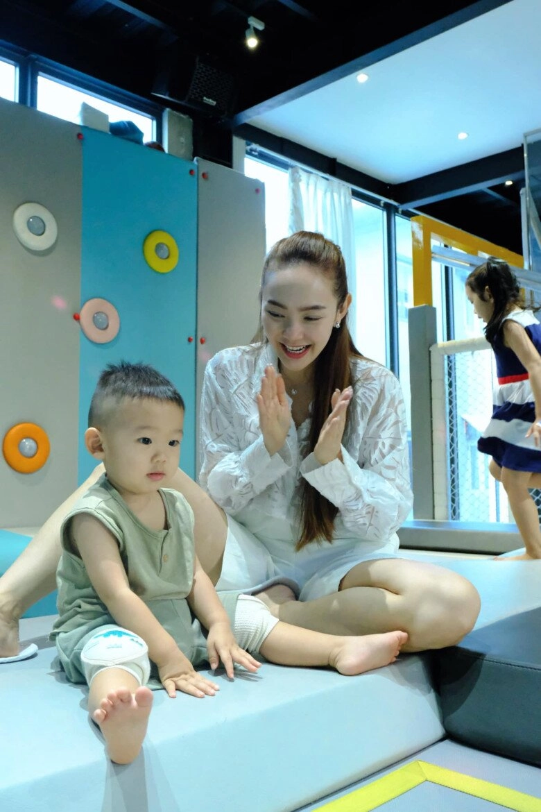 Minh hằng nuôi quý tử theo kỷ luật quân đội mới 2 tuổi đã phải học bài đọc thơ trước khi đi ngủ - 5