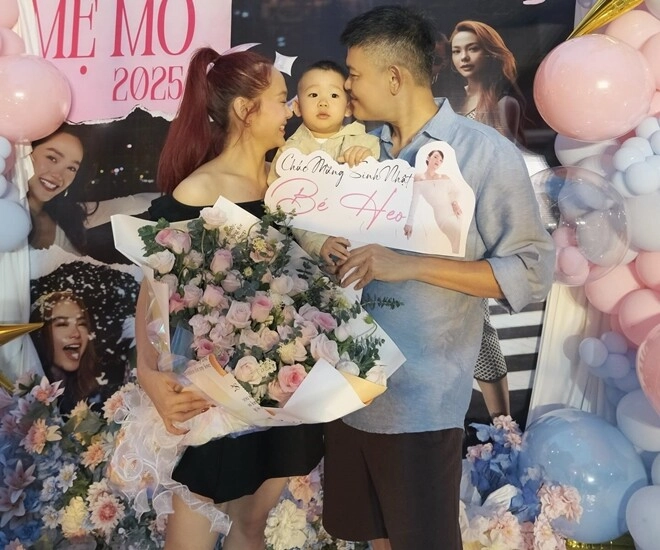 Minh hằng và chồng đại gia ôm ấp tình cảm để quý tử hơn 1 tuổi lẽo đẽo tay xách nách mang theo sau - 1