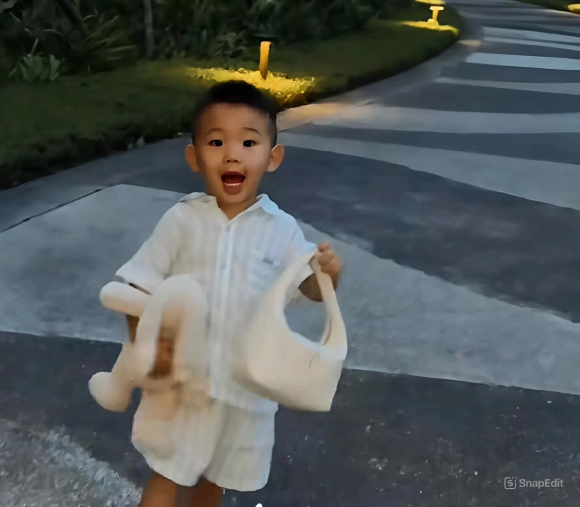 Minh hằng và chồng đại gia ôm ấp tình cảm để quý tử hơn 1 tuổi lẽo đẽo tay xách nách mang theo sau - 2