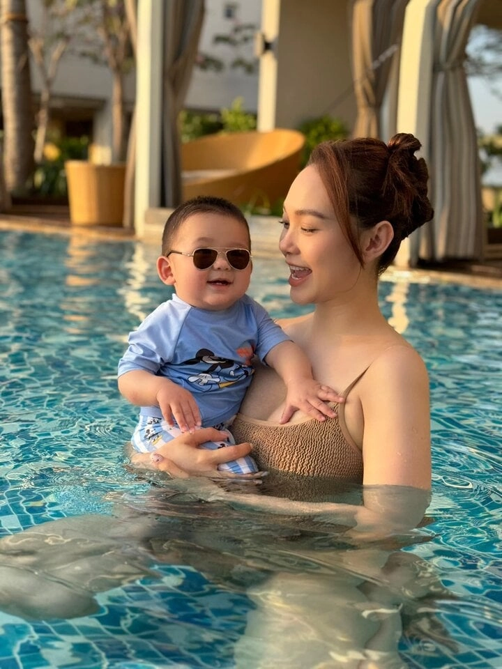 Minh hằng và chồng đại gia ôm ấp tình cảm để quý tử hơn 1 tuổi lẽo đẽo tay xách nách mang theo sau - 9