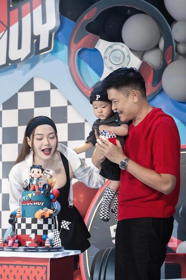 Minh hằng và chồng đại gia ôm ấp tình cảm để quý tử hơn 1 tuổi lẽo đẽo tay xách nách mang theo sau - 11
