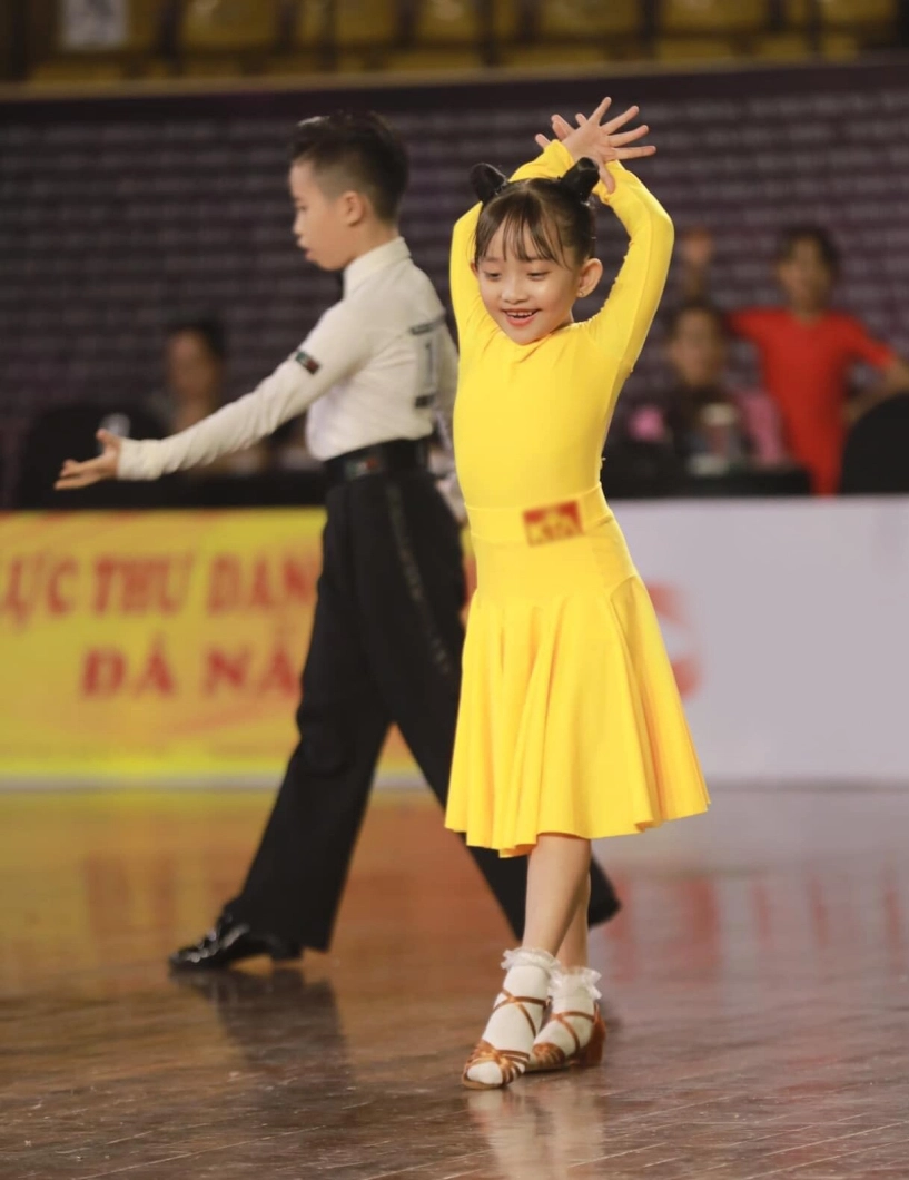 mợ chảnh con khánh thi trổ nét xinh yêu như nàng công chúa clip nhảy với mẹ được khen chuẩn gen kiện tướng dancesport - 10