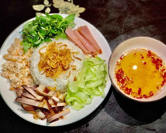 Món cơm trăm tuổi chỉ có ở huế sở hữu cái tên đáng sợ từ chế biến đến cách ăn đều cần sự khéo léo - 1