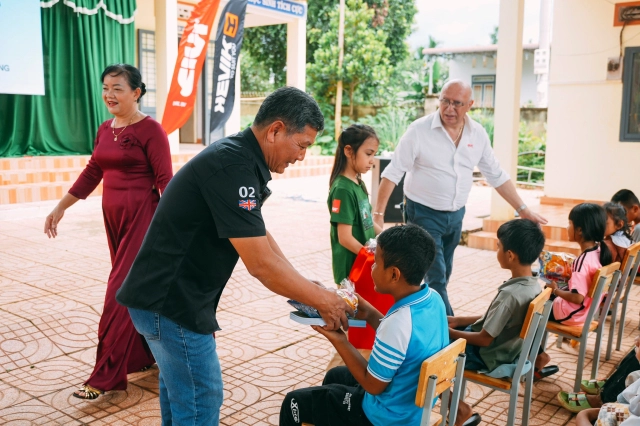 Một lời hứa nhỏ - một công trình lớn cho những nụ cười trẻ thơ tại trường tiểu học ea bông - 12