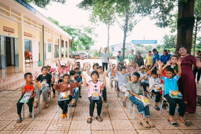 Một lời hứa nhỏ - một công trình lớn cho những nụ cười trẻ thơ tại trường tiểu học ea bông - 15