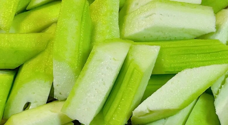 Mướp vừa cho vào chảo xào đã bị đen bếp trưởng tiết lộ chỉ cần thêm thứ này mướp sẽ xanh như ngọc thơm ngọt đẹp mắt - 1