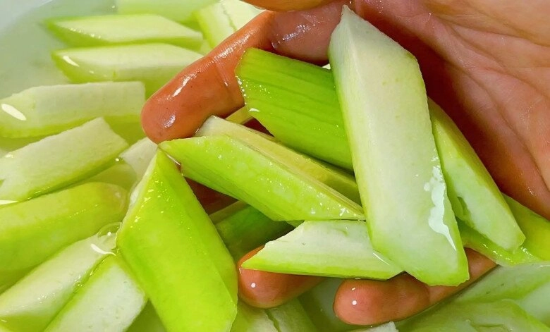 Mướp vừa cho vào chảo xào đã bị đen bếp trưởng tiết lộ chỉ cần thêm thứ này mướp sẽ xanh như ngọc thơm ngọt đẹp mắt - 2