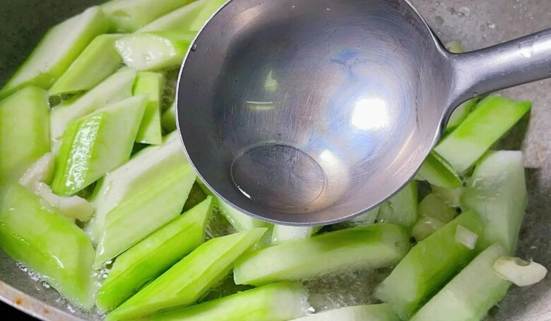 Mướp vừa cho vào chảo xào đã bị đen bếp trưởng tiết lộ chỉ cần thêm thứ này mướp sẽ xanh như ngọc thơm ngọt đẹp mắt - 4