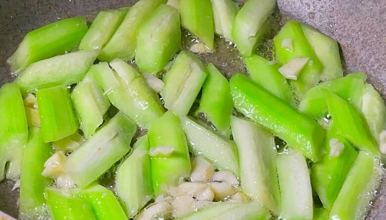 Mướp vừa cho vào chảo xào đã bị đen bếp trưởng tiết lộ chỉ cần thêm thứ này mướp sẽ xanh như ngọc thơm ngọt đẹp mắt - 5