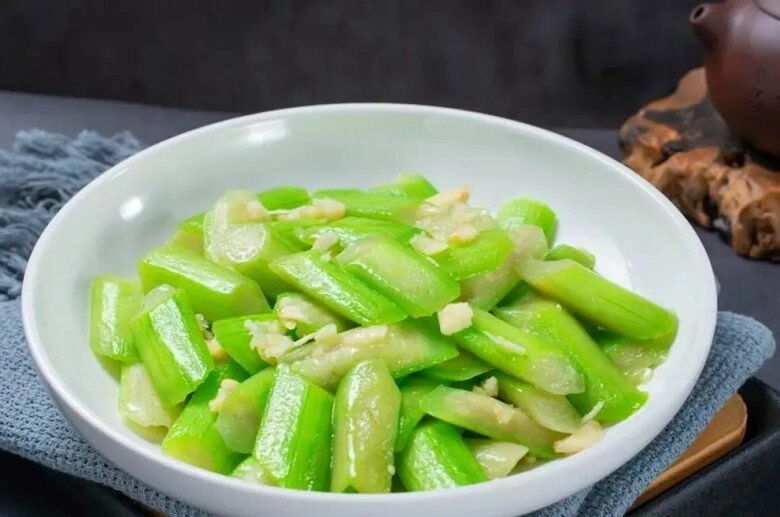 Mướp vừa cho vào chảo xào đã bị đen bếp trưởng tiết lộ chỉ cần thêm thứ này mướp sẽ xanh như ngọc thơm ngọt đẹp mắt - 6