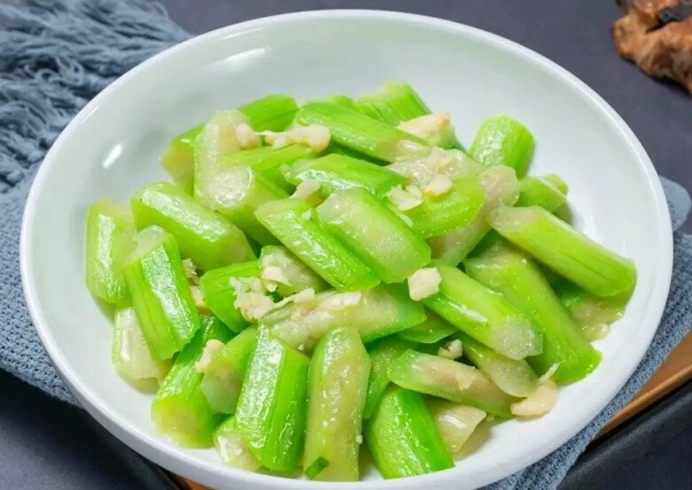 Mướp vừa cho vào chảo xào đã bị đen bếp trưởng tiết lộ chỉ cần thêm thứ này mướp sẽ xanh như ngọc thơm ngọt đẹp mắt - 7