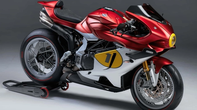 Mv agusta superveloce 1000 ago và bộ trang phục thần thánh từ dainese - 6