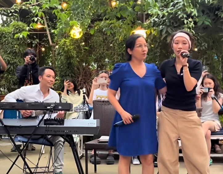 Mỹ anh con gái mỹ linh đang hát phải cầu cứu gọi bố ơi nhạc sĩ anh quân vội chạy lên sân khấu giúp ái nữ - 4