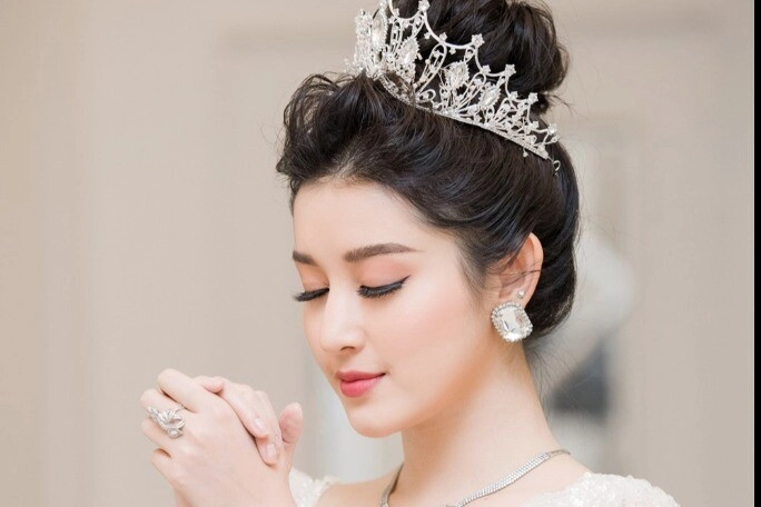 Mỹ nhân cao 1m75 sống trong khu trọ xập xệ nay đổi đời nhờ chiếc vương miện danh giá - 2
