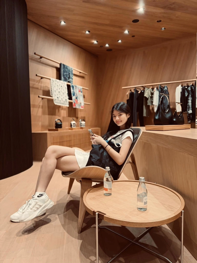Mỹ nhân tuổi trăng tròn đang trổ mã ngày càng xinh đẹp quyết không nối nghiệp mẹ bước chân vào showbiz - 5