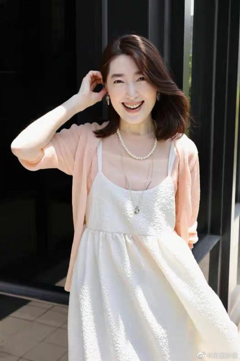 mỹ nhân vòng 1 đẹp nhất châu á yêu đại gia nhật 25 năm không cưới giờ làm bà chủ tiệm mì - 6