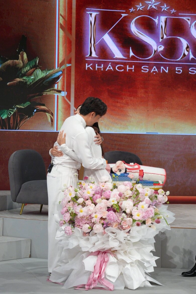 Mỹ nhân vtv nhận bó hoa đầu tiên từ chồng sau 5 năm yêu được đẩy thuyền từ đình tú tới trọng lân - 18