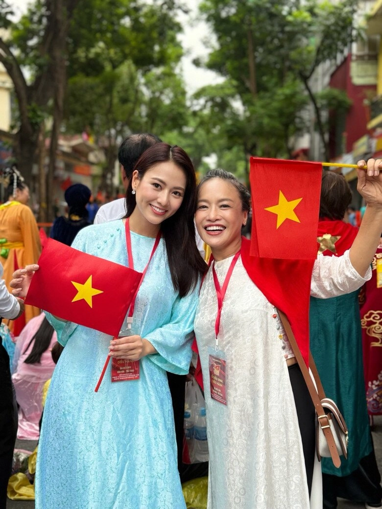 Ngắm dàn mỹ nhân vtv mặc áo dài rực rỡ dậy từ 5 giờ sáng vẫn xinh như hoa tham dự buổi hợp luyện mừng quốc khánh - 1