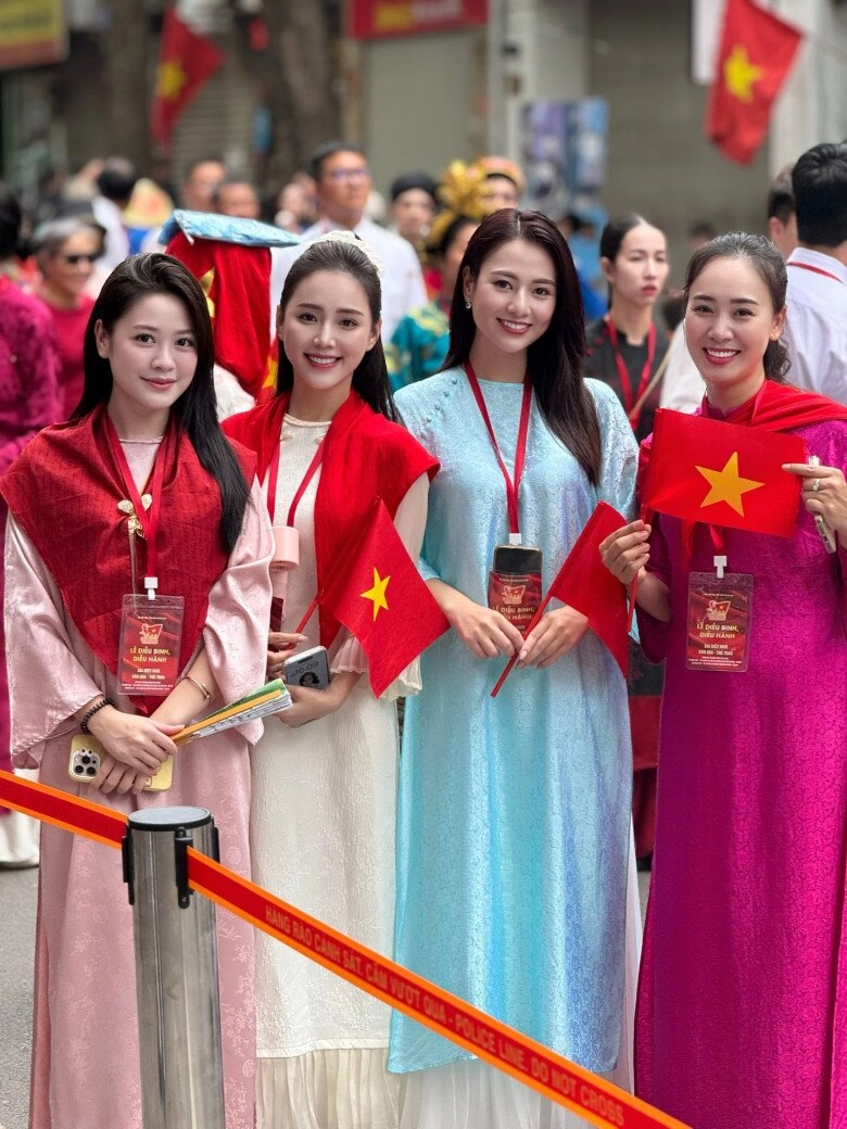Ngắm dàn mỹ nhân vtv mặc áo dài rực rỡ dậy từ 5 giờ sáng vẫn xinh như hoa tham dự buổi hợp luyện mừng quốc khánh - 2