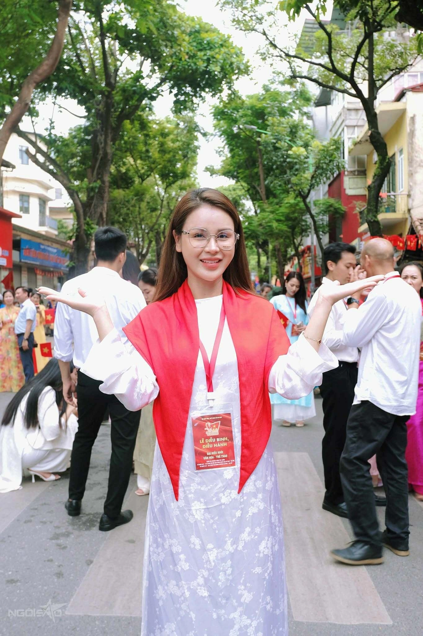 Ngắm dàn mỹ nhân vtv mặc áo dài rực rỡ dậy từ 5 giờ sáng vẫn xinh như hoa tham dự buổi hợp luyện mừng quốc khánh - 3