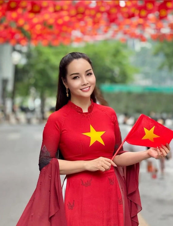Ngắm dàn mỹ nhân vtv mặc áo dài rực rỡ dậy từ 5 giờ sáng vẫn xinh như hoa tham dự buổi hợp luyện mừng quốc khánh - 5