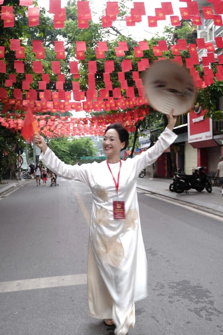 Ngắm dàn mỹ nhân vtv mặc áo dài rực rỡ dậy từ 5 giờ sáng vẫn xinh như hoa tham dự buổi hợp luyện mừng quốc khánh - 6