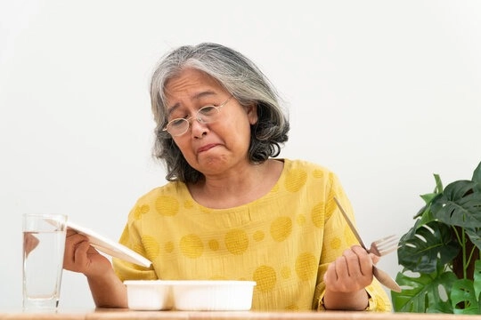 Nghỉ hưu 7 năm vẫn bị con cái hành đủ đường bà lão bỏ đi làm bảo mẫu có tiền mới là điểm tựa cuối đời - 1