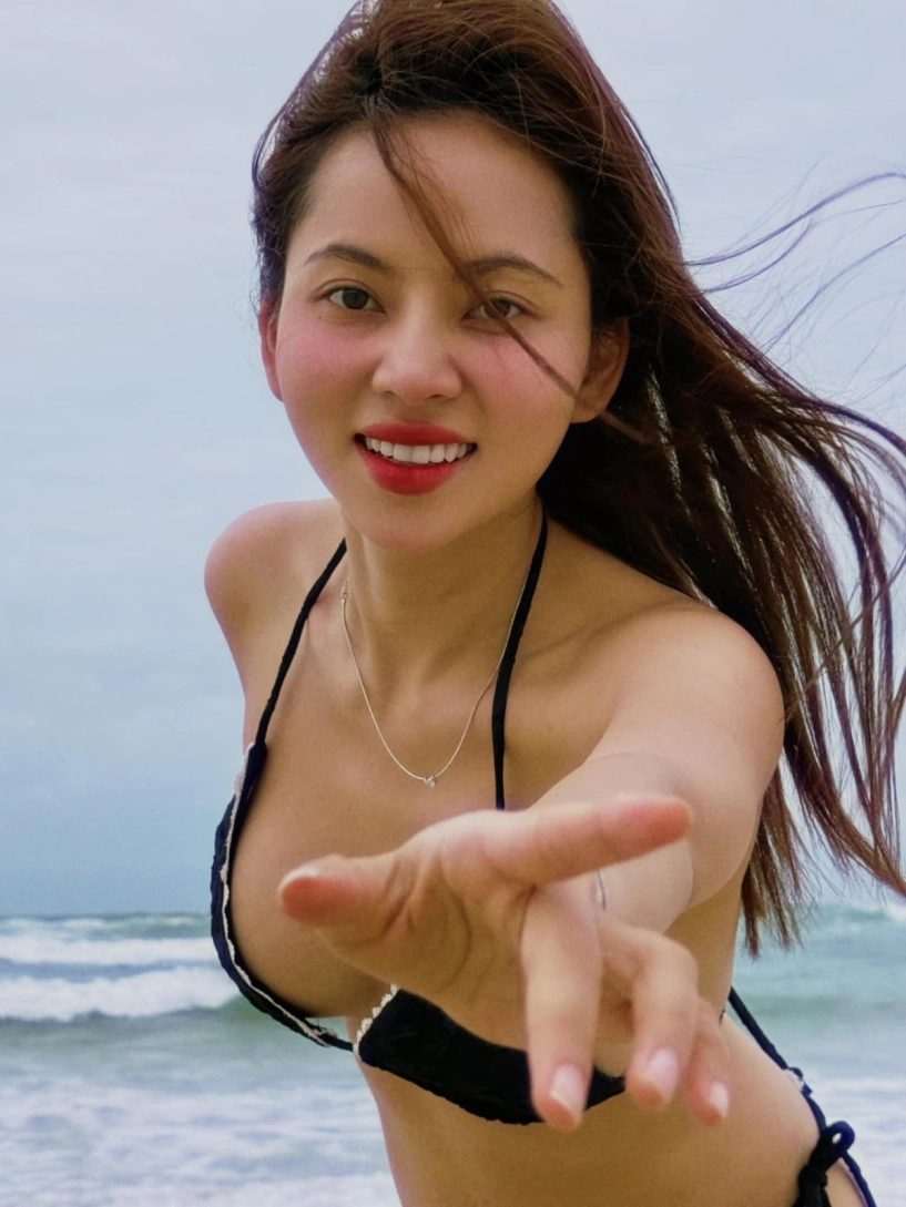 Ngô lan hương đi giữa trời rực rỡ diện bikini khoe dáng nuột nà trước biển - 3