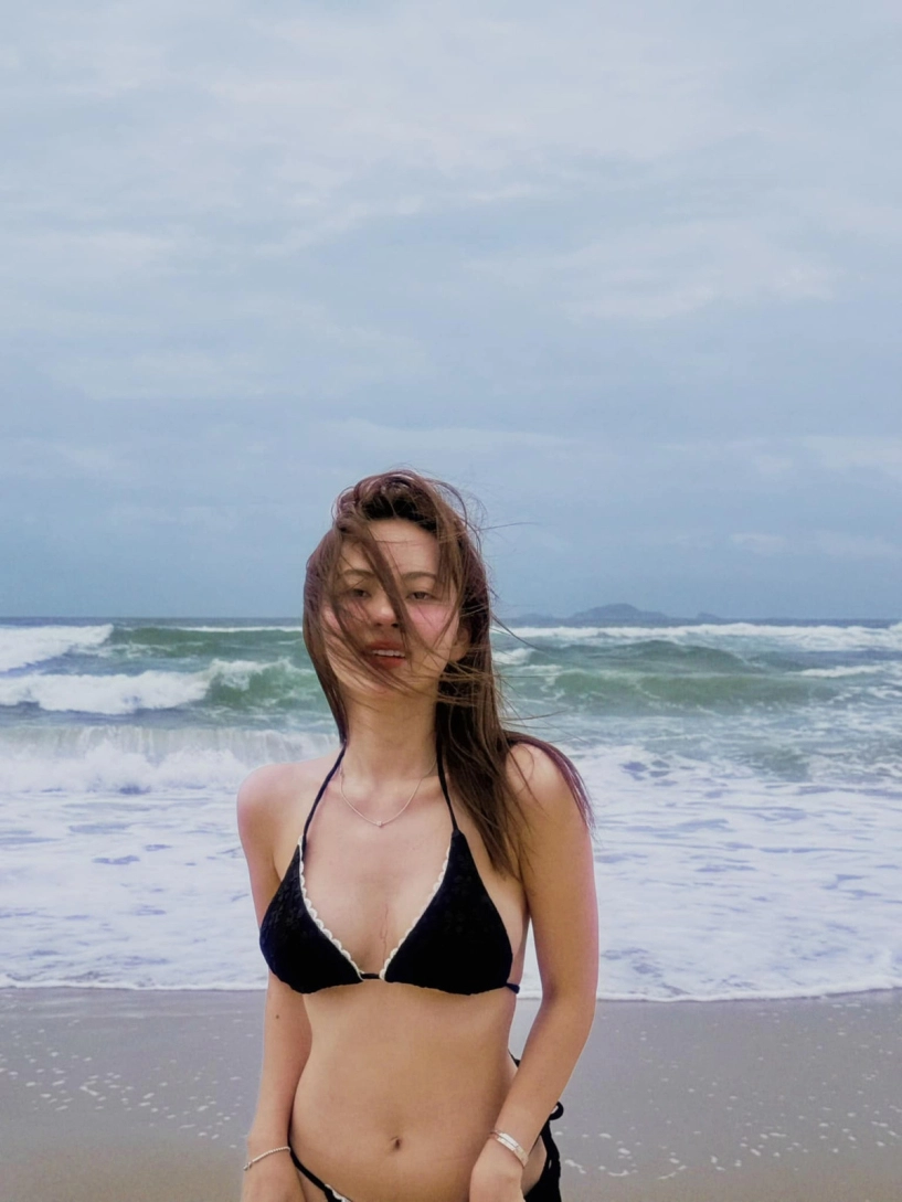 Ngô lan hương đi giữa trời rực rỡ diện bikini khoe dáng nuột nà trước biển - 4
