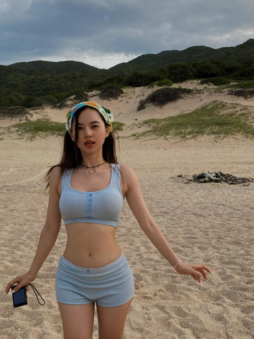 Ngô lan hương đi giữa trời rực rỡ diện bikini khoe dáng nuột nà trước biển - 7