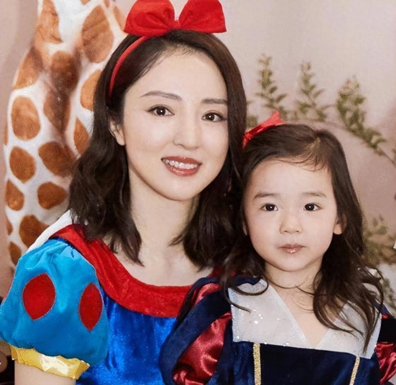 ngọc nữ showbiz sắp ly hôn vì chồng trẻ không trả nổi hoá đơn 7 triệu chấp nhận làm mẹ đơn thân - 3