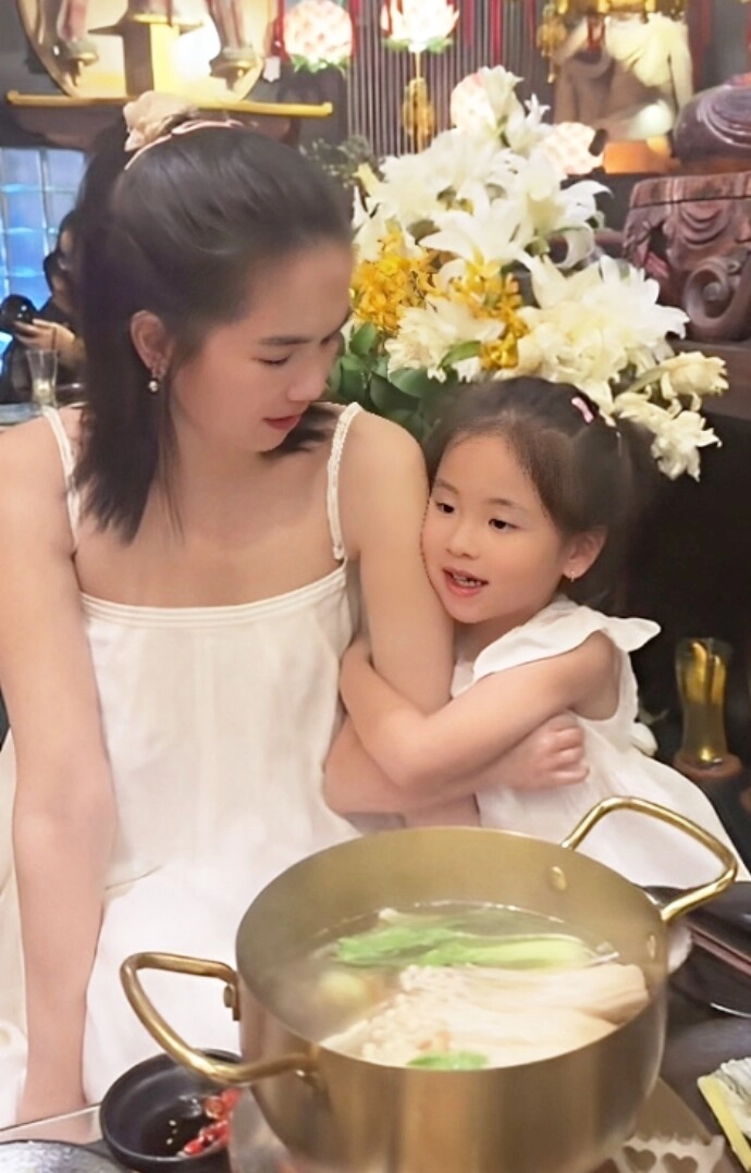 Ngọc trinh thuê người về biệt thự 60 tỷ chơi với con gái ái nữ 6 tuổi mong mẹ sớm sinh thêm em - 4