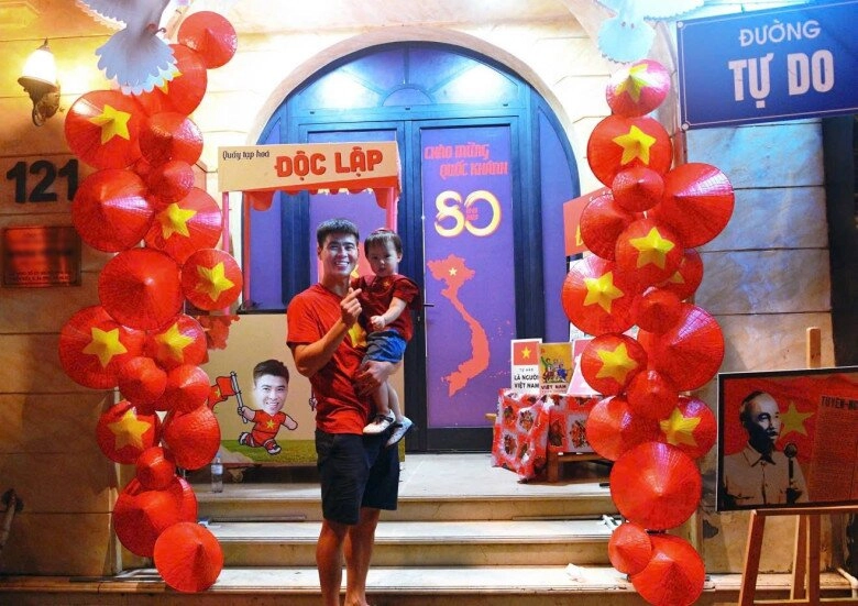 Ngôi nhà phủ kín cờ đỏ trên phố hot nhất hà nội dịp a80 hóa ra là của vợ chồng cầu thủ nổi tiếng việt nam - 9