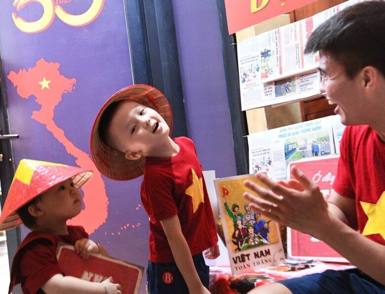 Ngôi nhà phủ kín cờ đỏ trên phố hot nhất hà nội dịp a80 hóa ra là của vợ chồng cầu thủ nổi tiếng việt nam - 11