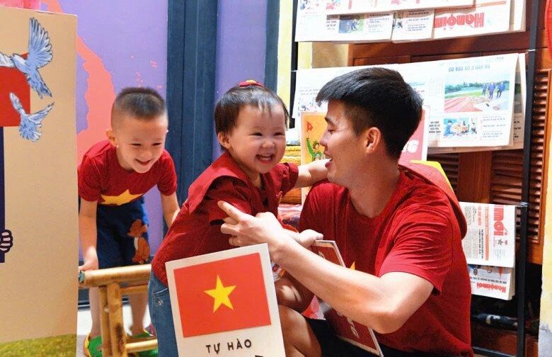 Ngôi nhà phủ kín cờ đỏ trên phố hot nhất hà nội dịp a80 hóa ra là của vợ chồng cầu thủ nổi tiếng việt nam - 12