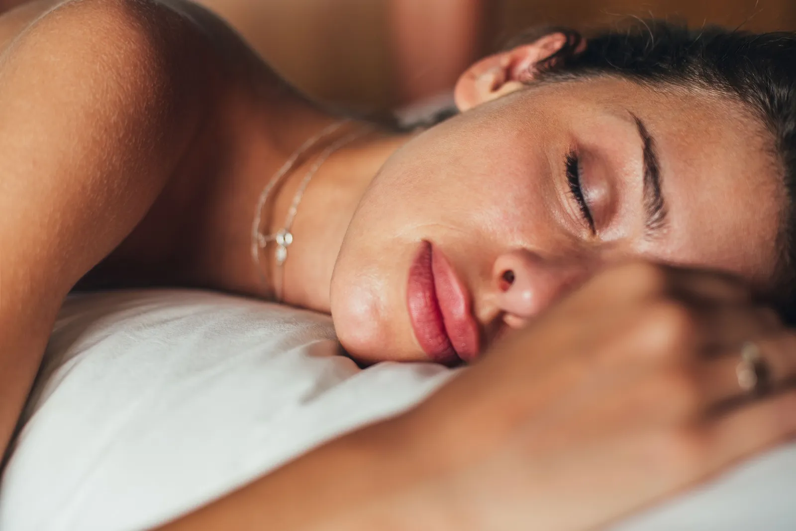 Ngủ tư thế này khiến nếp nhăn ngày càng sâu chuyên gia chỉ cách ngủ đúng để da căng mịn trẻ lâu - 2