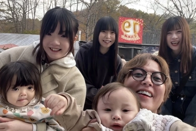 Người đàn ông chấn động showbiz được 4 vợ 2 bạn gái bao nuôi chỉ ở nhà nằm dài giờ kiếm 200 triệu đồngtháng - 6