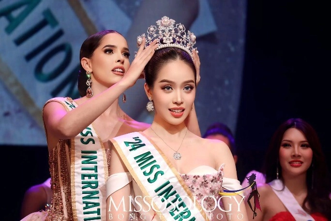 Người đẹp ninh bình đầu tiên đăng quang hoa hậu có hoàn cảnh đặc biệt là viên ngọc thô càng mài càng sáng - 4