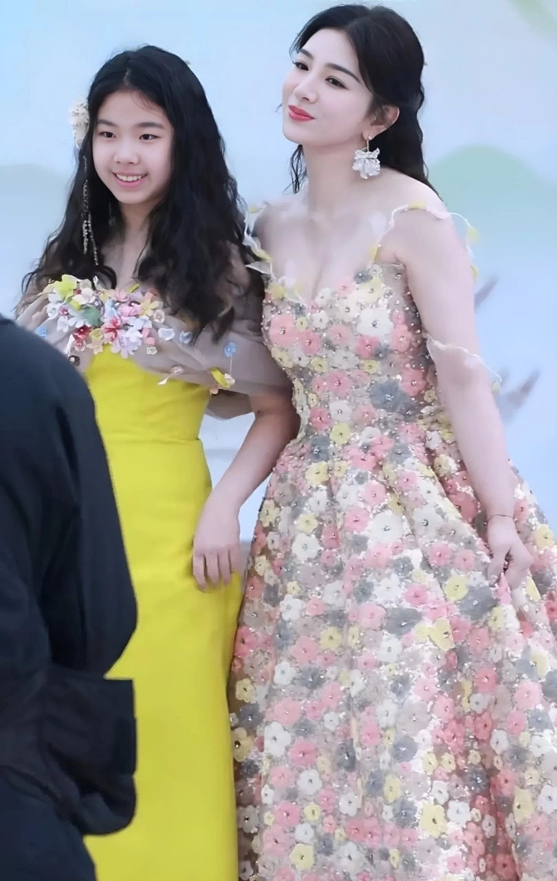 Người đẹp nức tiếng showbiz nhưng bị chê mẹ công con quạ phải đưa ái nữ ra nước ngoài học - 4