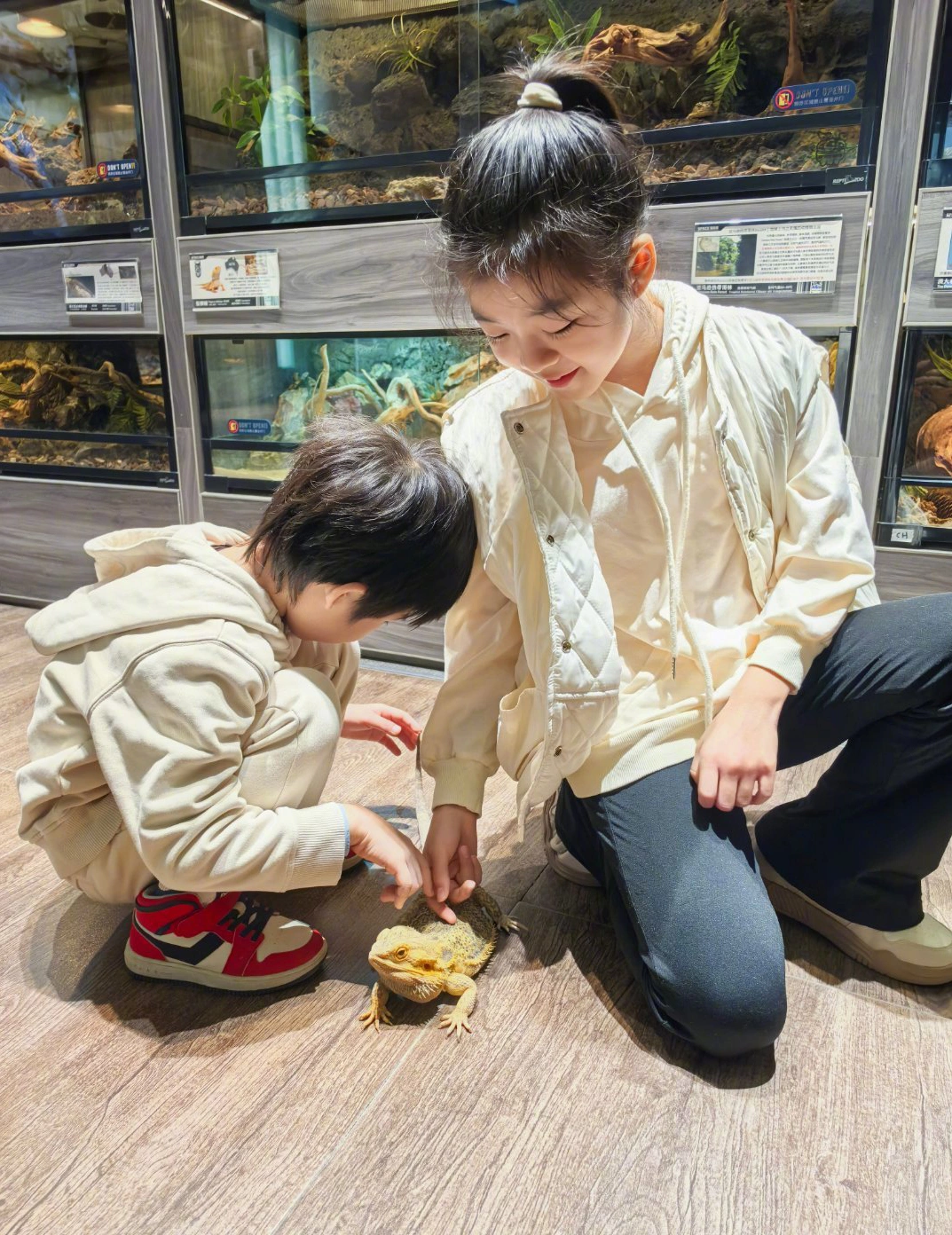 Người đẹp nức tiếng showbiz nhưng bị chê mẹ công con quạ phải đưa ái nữ ra nước ngoài học - 13