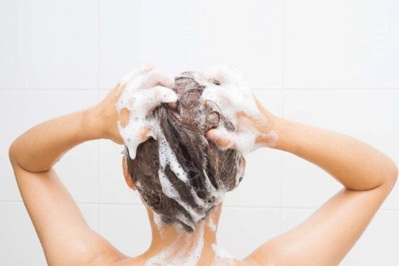 Người gội đầu 3 ngày một lần và người ngày nào cũng gội ai có tóc dày khỏe và ít rụng hơn - 1