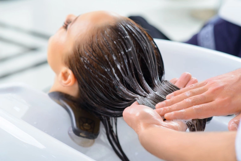 Người gội đầu 3 ngày một lần và người ngày nào cũng gội ai có tóc dày khỏe và ít rụng hơn - 3