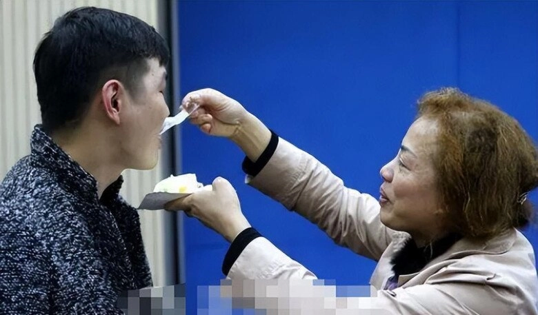 Người mẹ bán hết tài sản tìm con 2 tuổi mất tích 27 năm sau tìm thấy đứa con nói 1 câu khiến bà buồn ứa nước mắt - 7