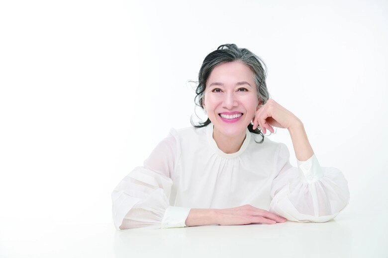 Người phụ nữ nhật 63 tuổi vẫn đẹp đầy sức sống có mái tóc bạc trắng nhưng bóng khỏe nhờ không níu kéo tuổi tác - 3