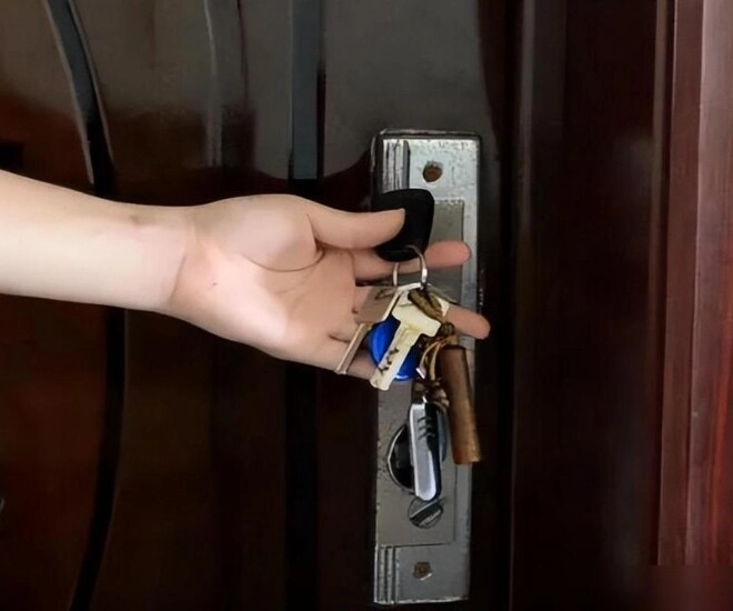 Người thông minh thường cắm chìa khóa vào cửa khi đi ngủ tôi đã học theo ngay sau khi biết lý do - 1