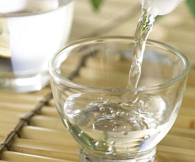 Người thông minh thường đặt một cốc giấm trắng đầu giường ngủ biết lý do tôi liền học theo ngay - 1