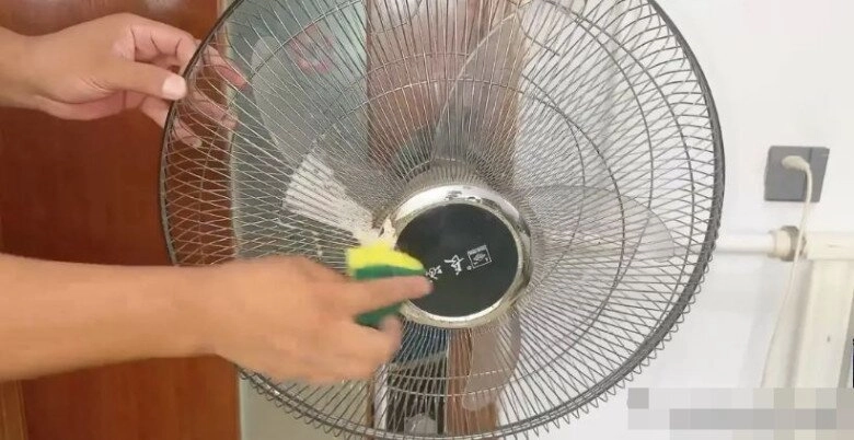 Người thông minh thường trùm túi nilong lên quạt rồi bấm nút bật biết tác dụng tôi liền học theo - 1